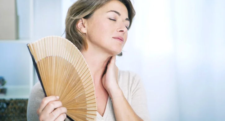 mulher sentindo valor da menopausa