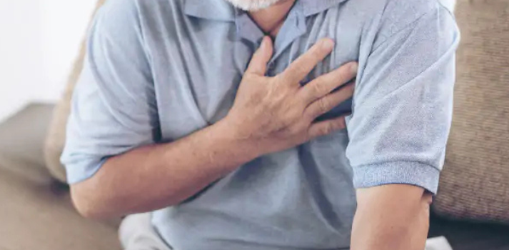 homem com dor abdominal saúde cardiovascular