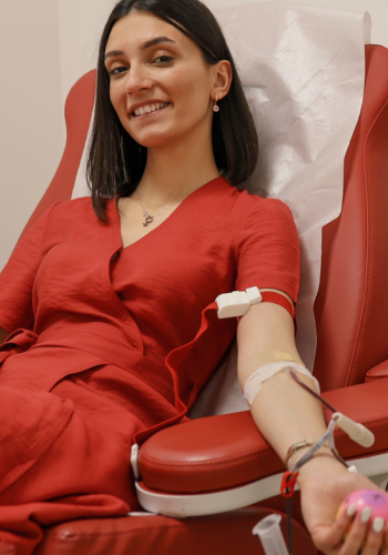 mulher doando sangue